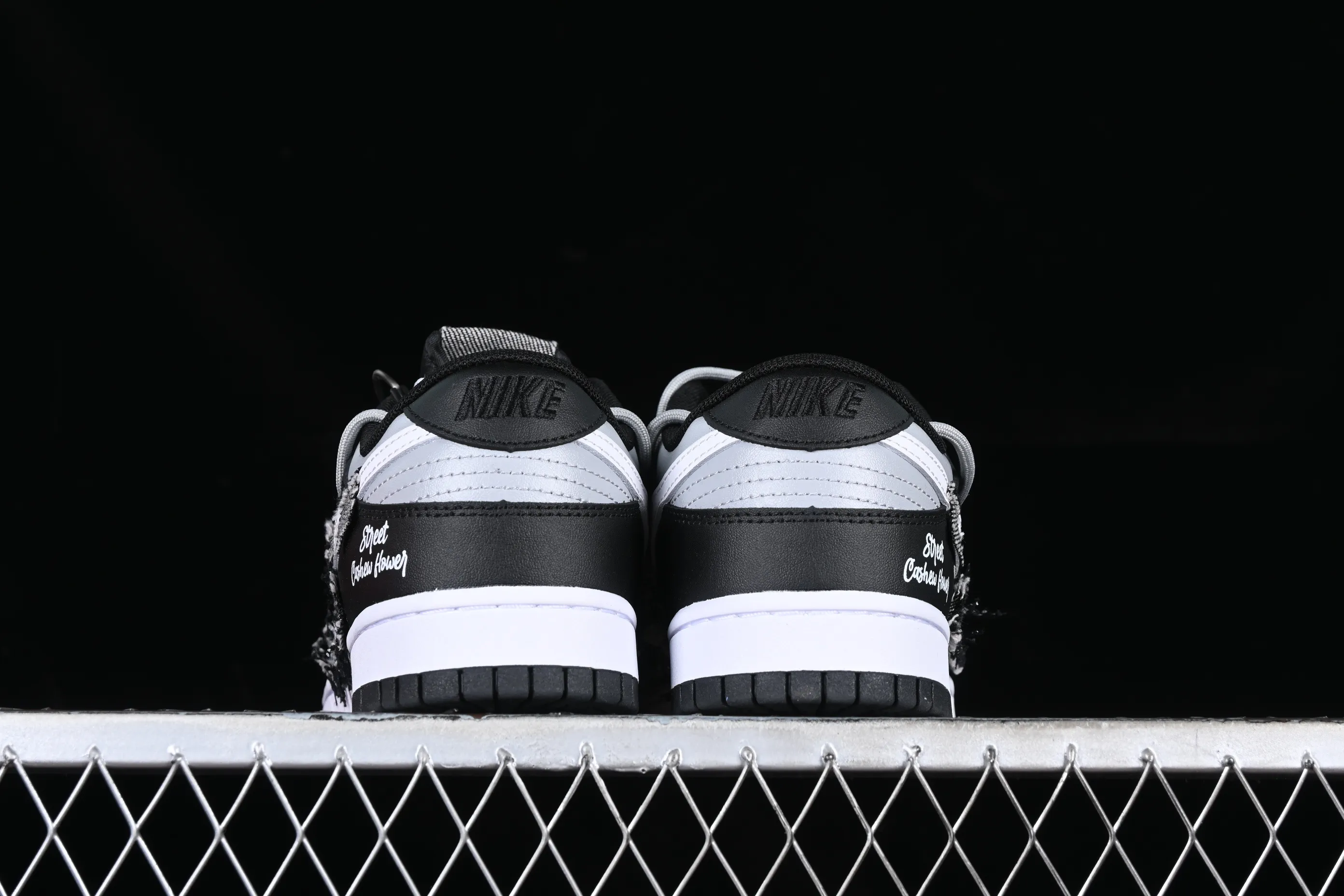 All categories Nk SB Dunk series Nk SB Dunk Low Low-top sneakers Nk Dunk Low Cashew flower graffiti Stitched denim asymmetric deconstruction SB strap low-top casual sneakers DV0831-002
